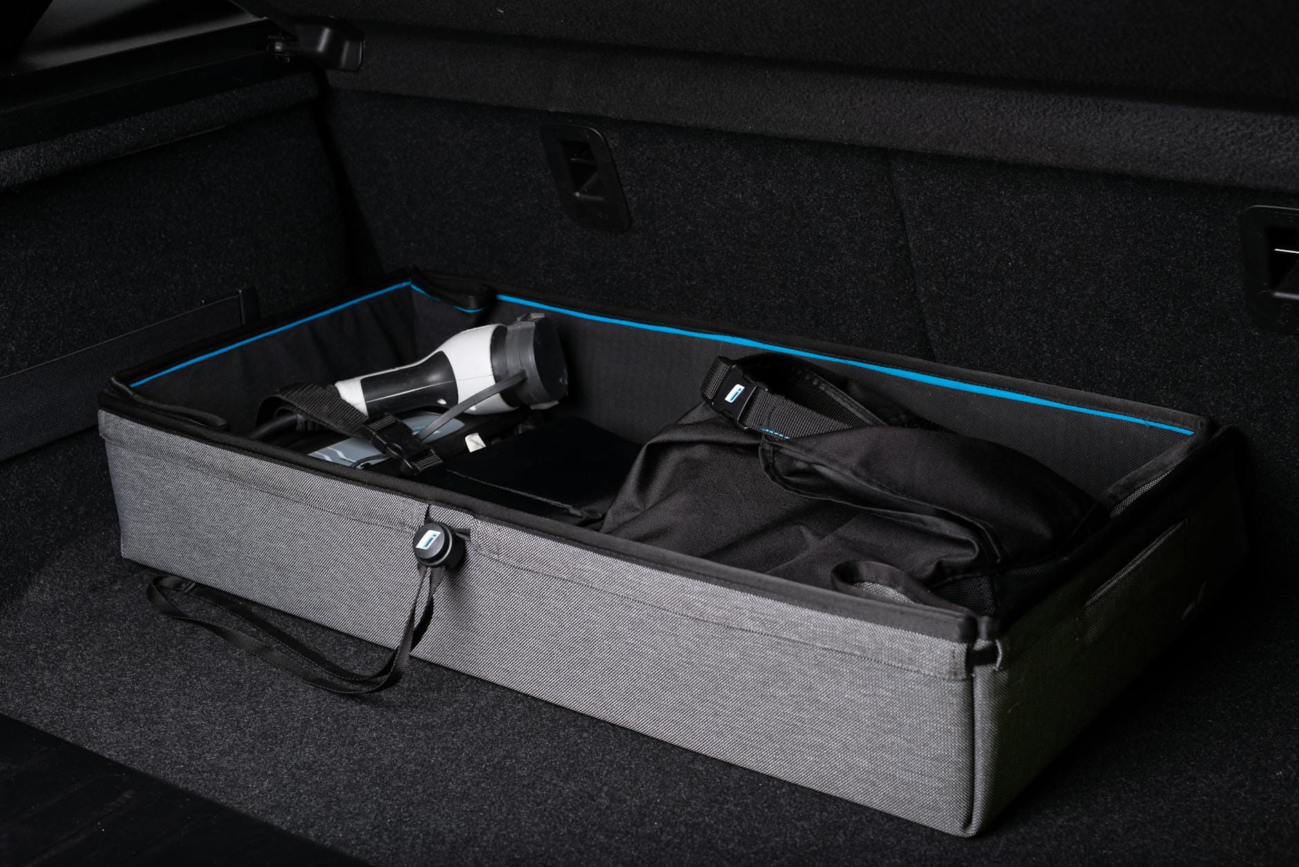 Schludnie spakowany bagażnik auta z organizerem i sprzętem na road trip po USA