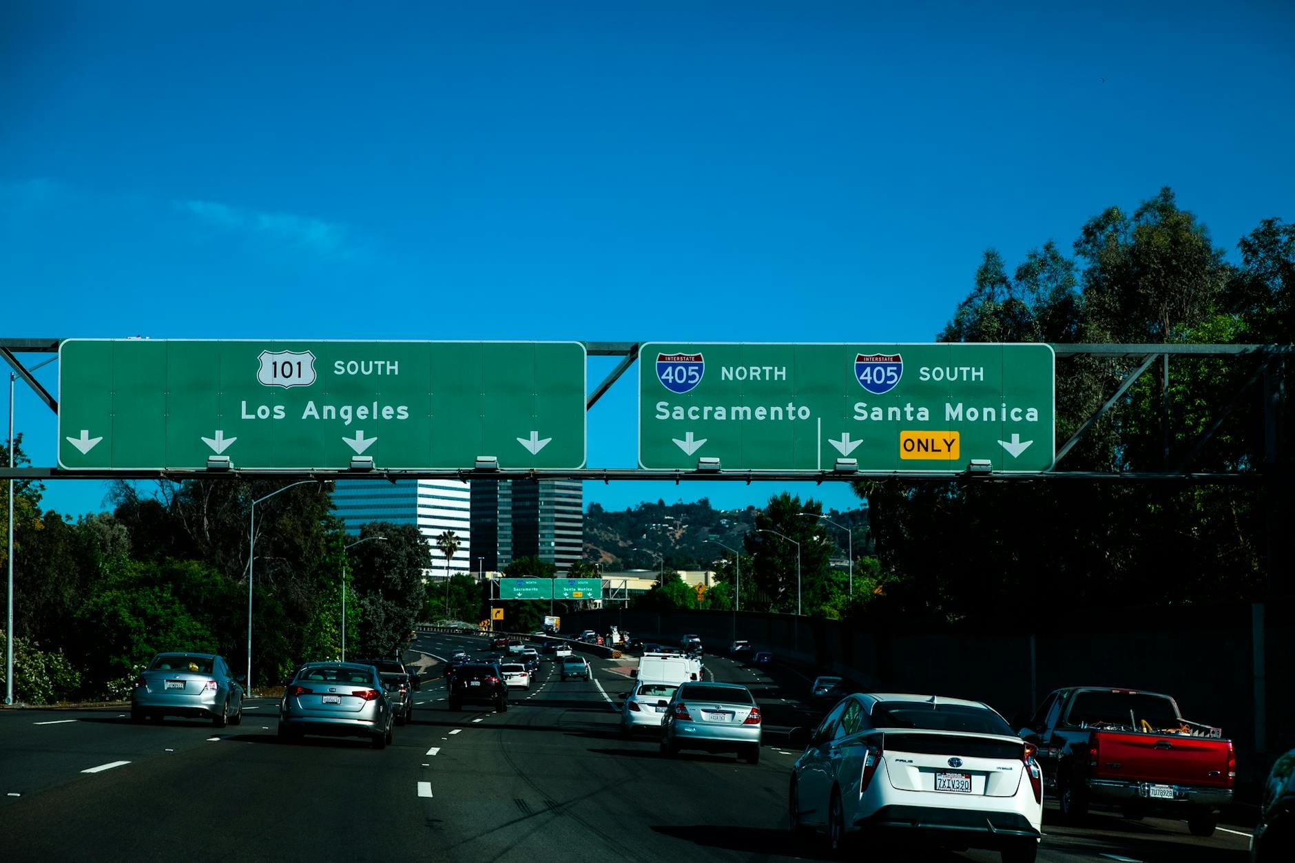Autostrada 101 w kierunku Los Angeles i Santa Monica z widocznymi znakami