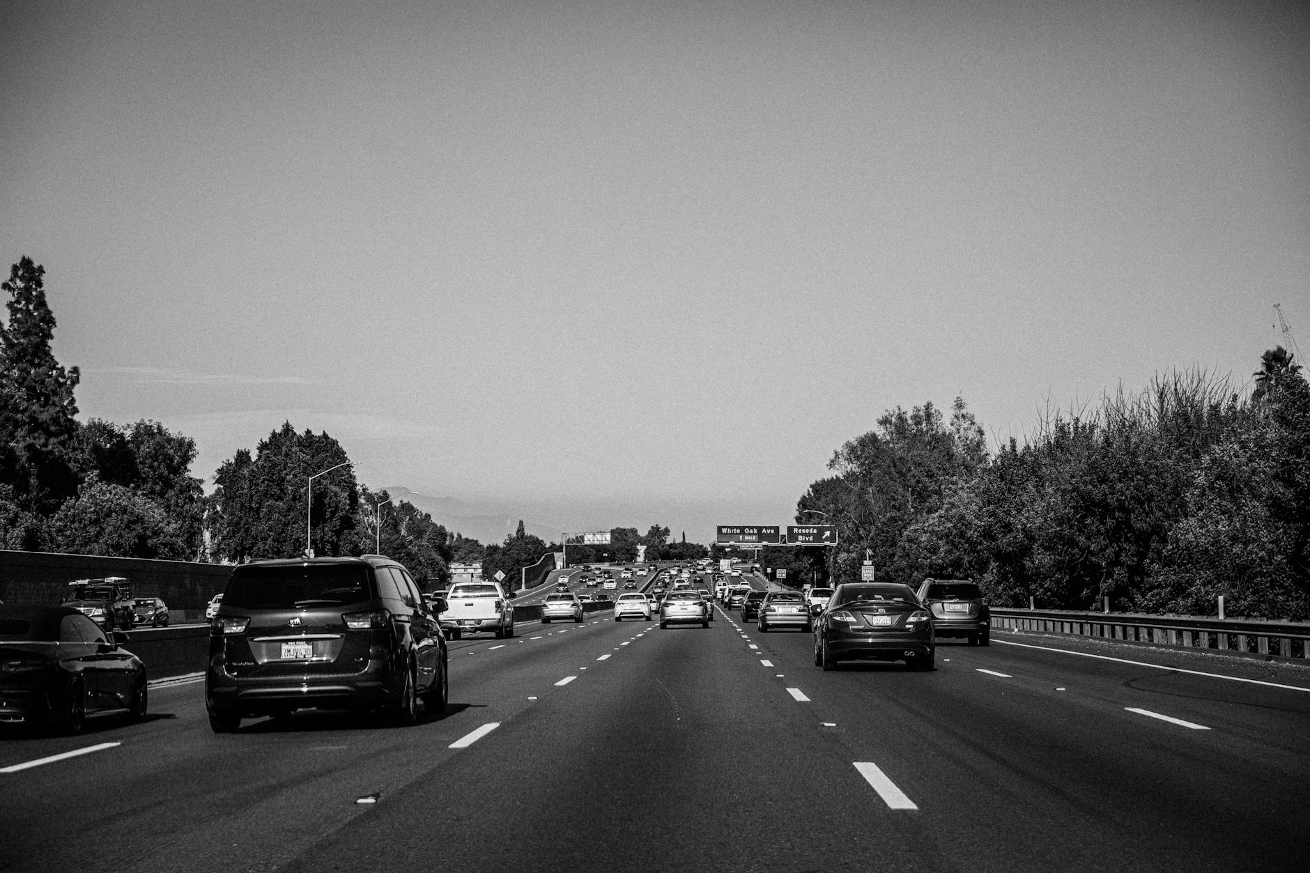Czarno-biały korek na autostradzie w Los Angeles z widocznymi znakami