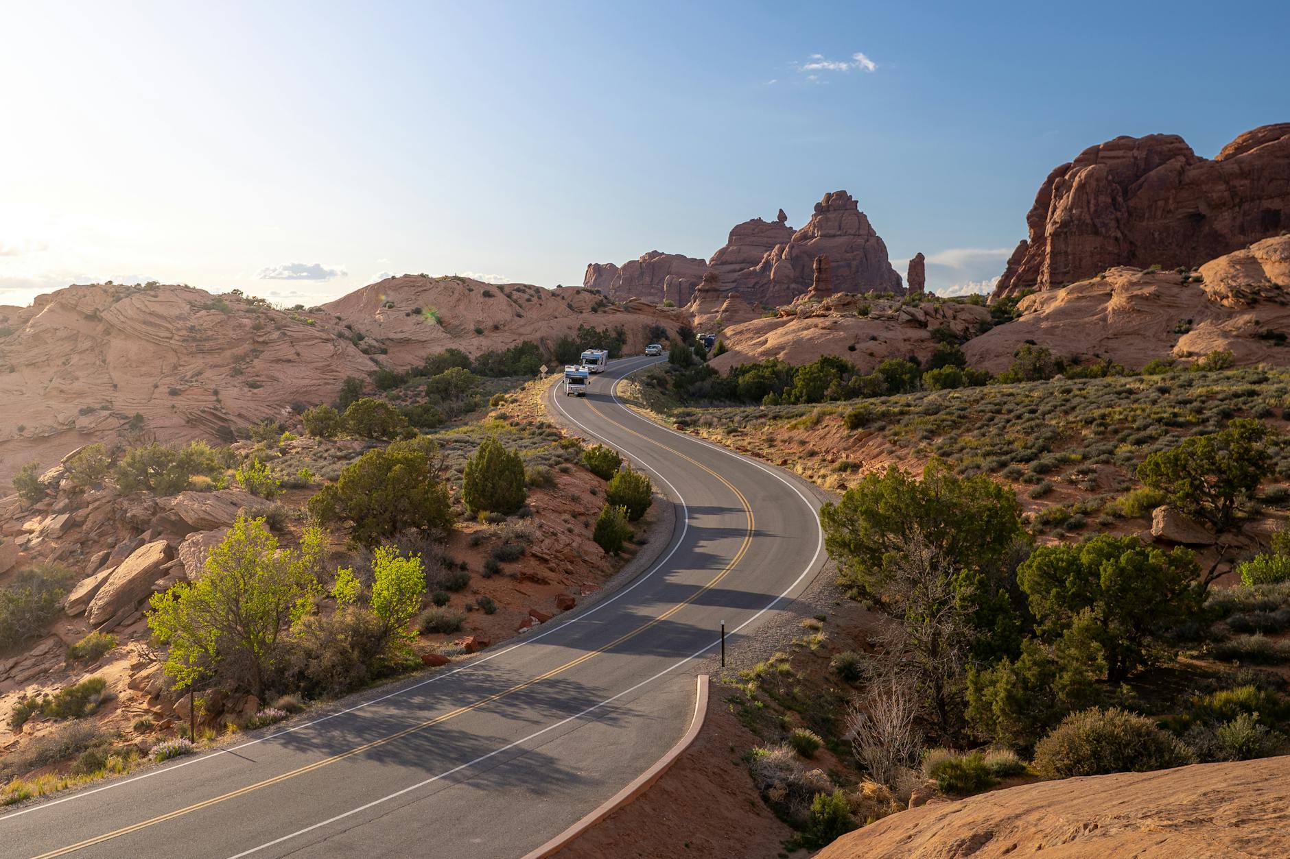 Kręta droga wśród czerwonych skał Utah podczas road tripu po parkach