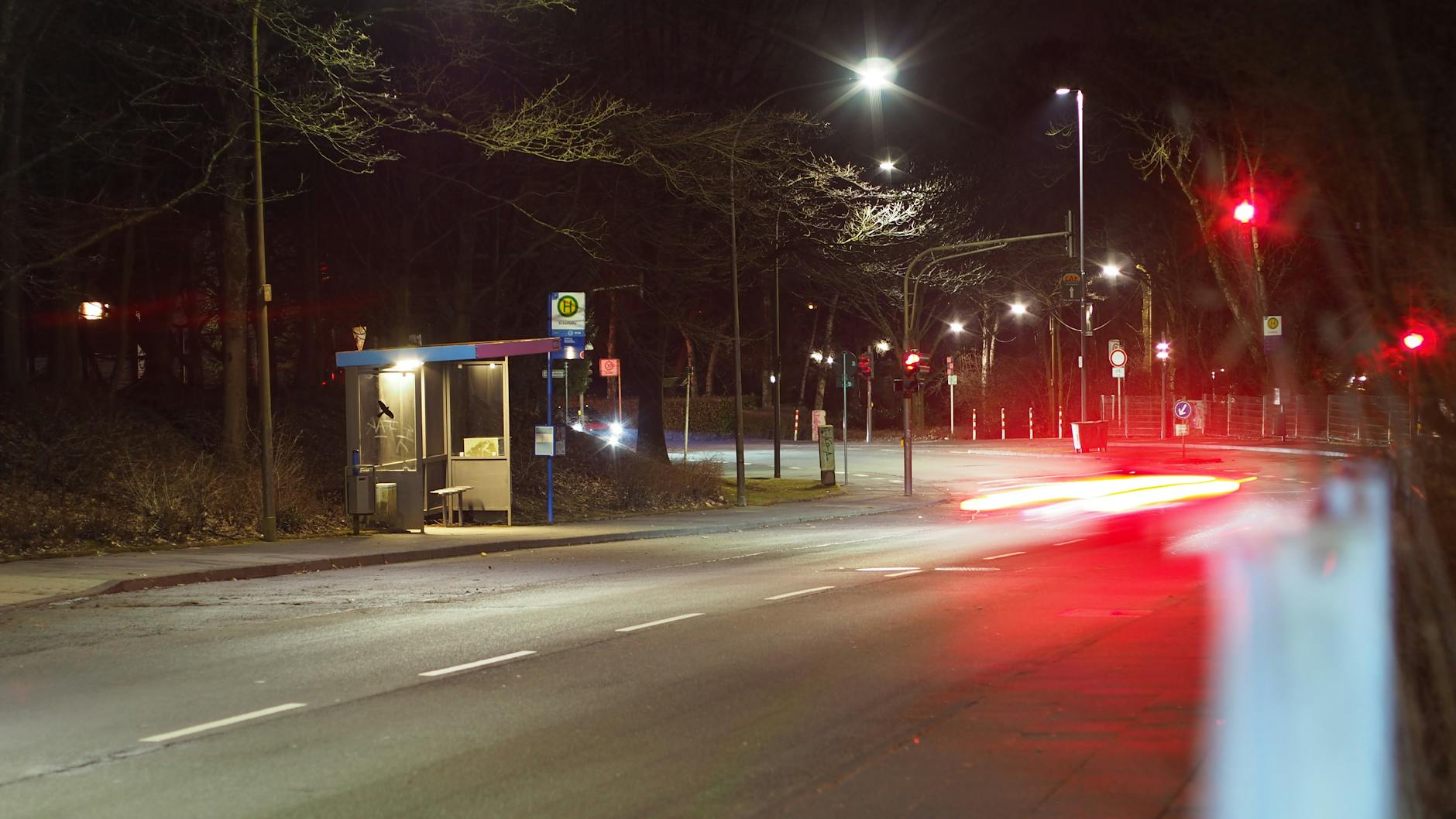 Nocna amerykańska ulica z przystankiem autobusowym i światłami aut