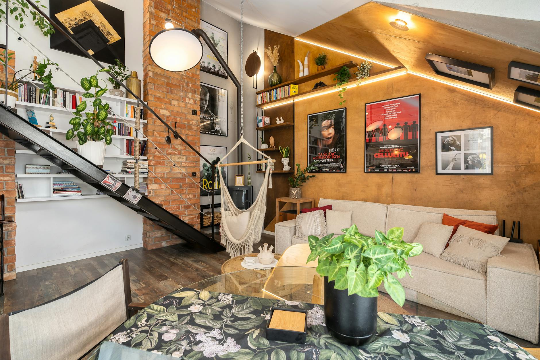 Nowoczesny salon loftowy z roślinami i eklektycznymi dodatkami