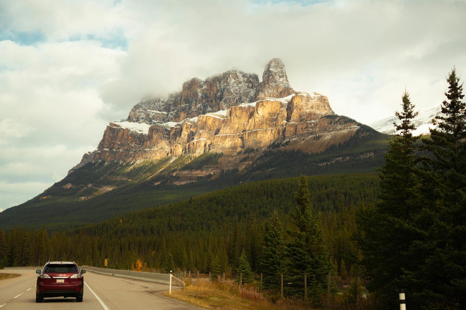 Samochód na widokowej drodze przy Castle Mountain w Parku Banff
