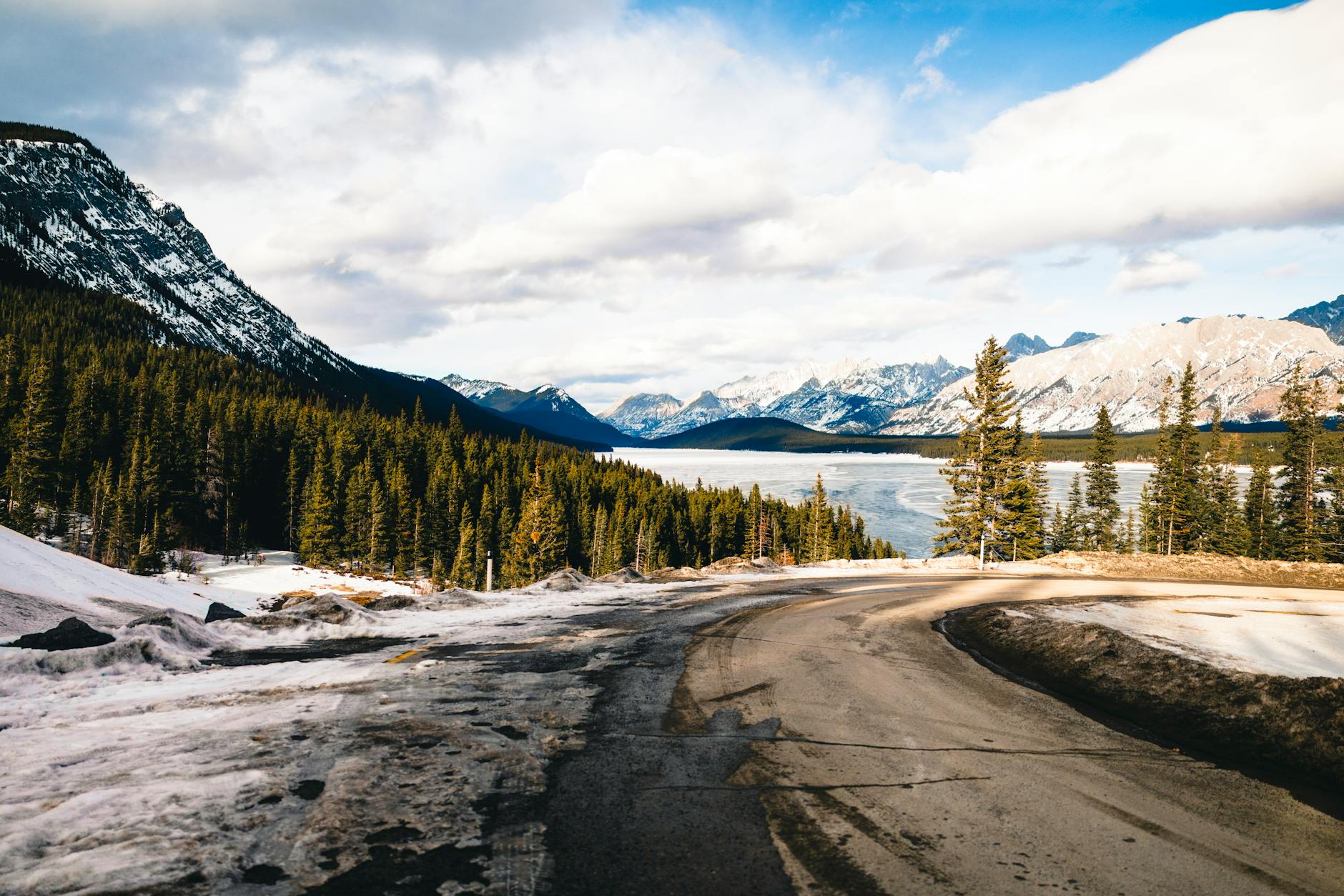 Zimowa droga w Parku Narodowym Banff wśród ośnieżonych gór