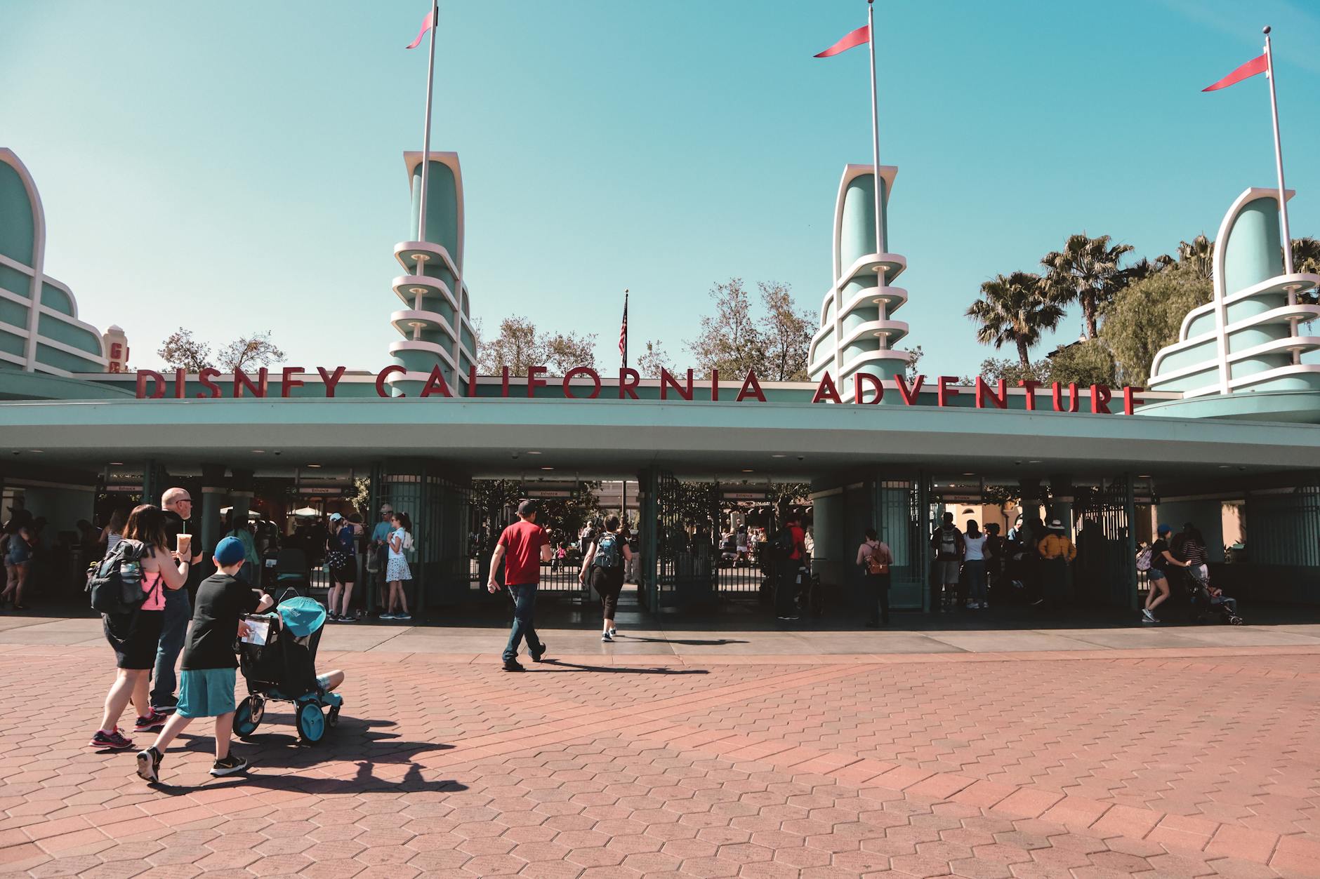 Wejście do Disney California Adventure Park pełne odwiedzających