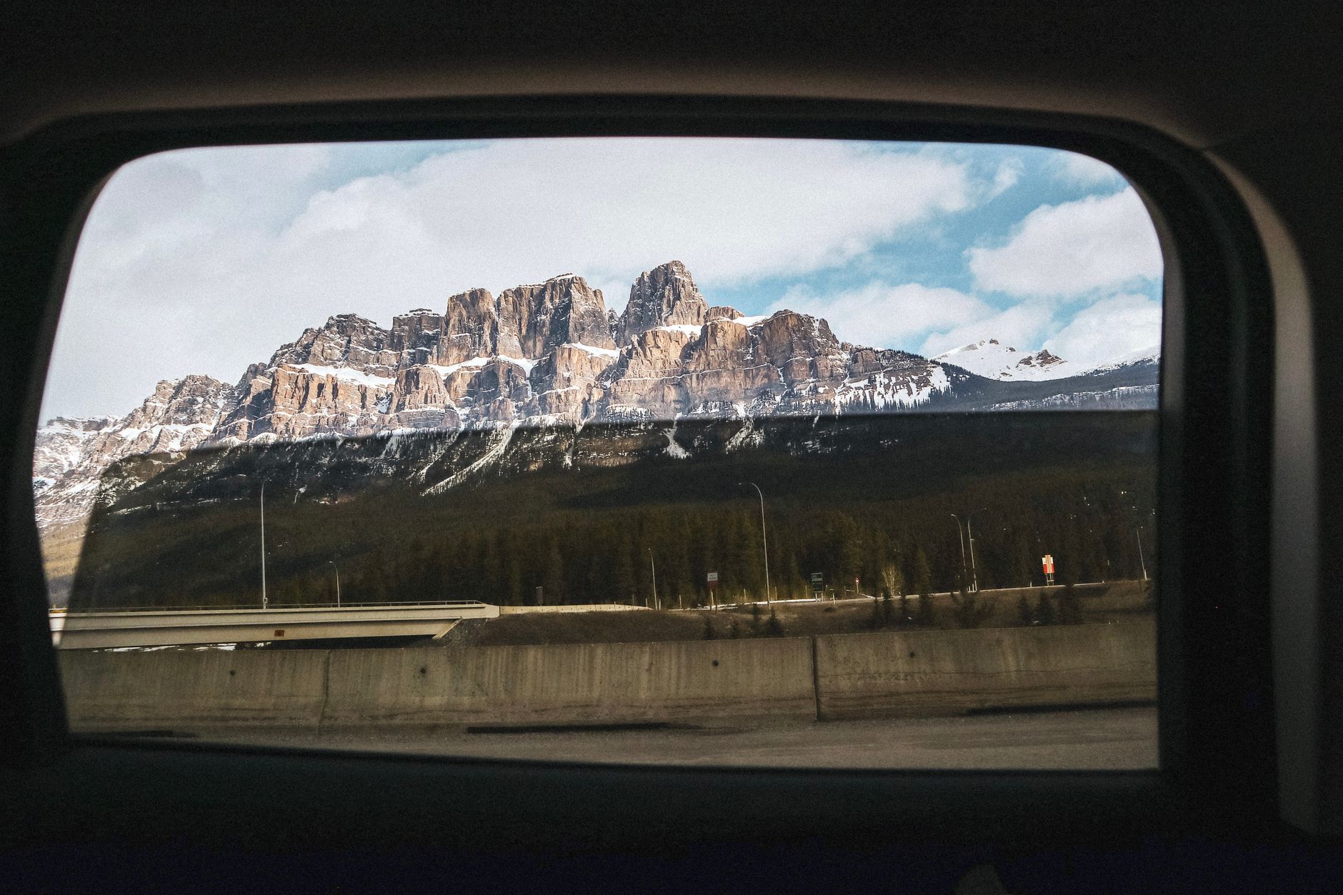Castle Mountain w Banff widziana przez okno auta zimą