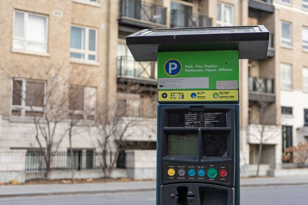 Parkometr przy miejskiej ulicy z kamienicami w Ottawie